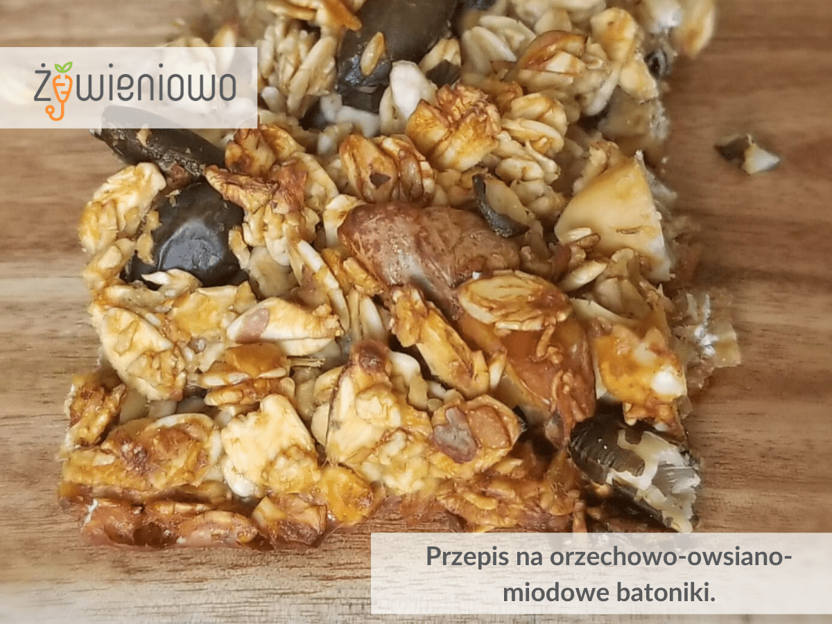 Orzechowo-owsiano-miodowe batoniki.