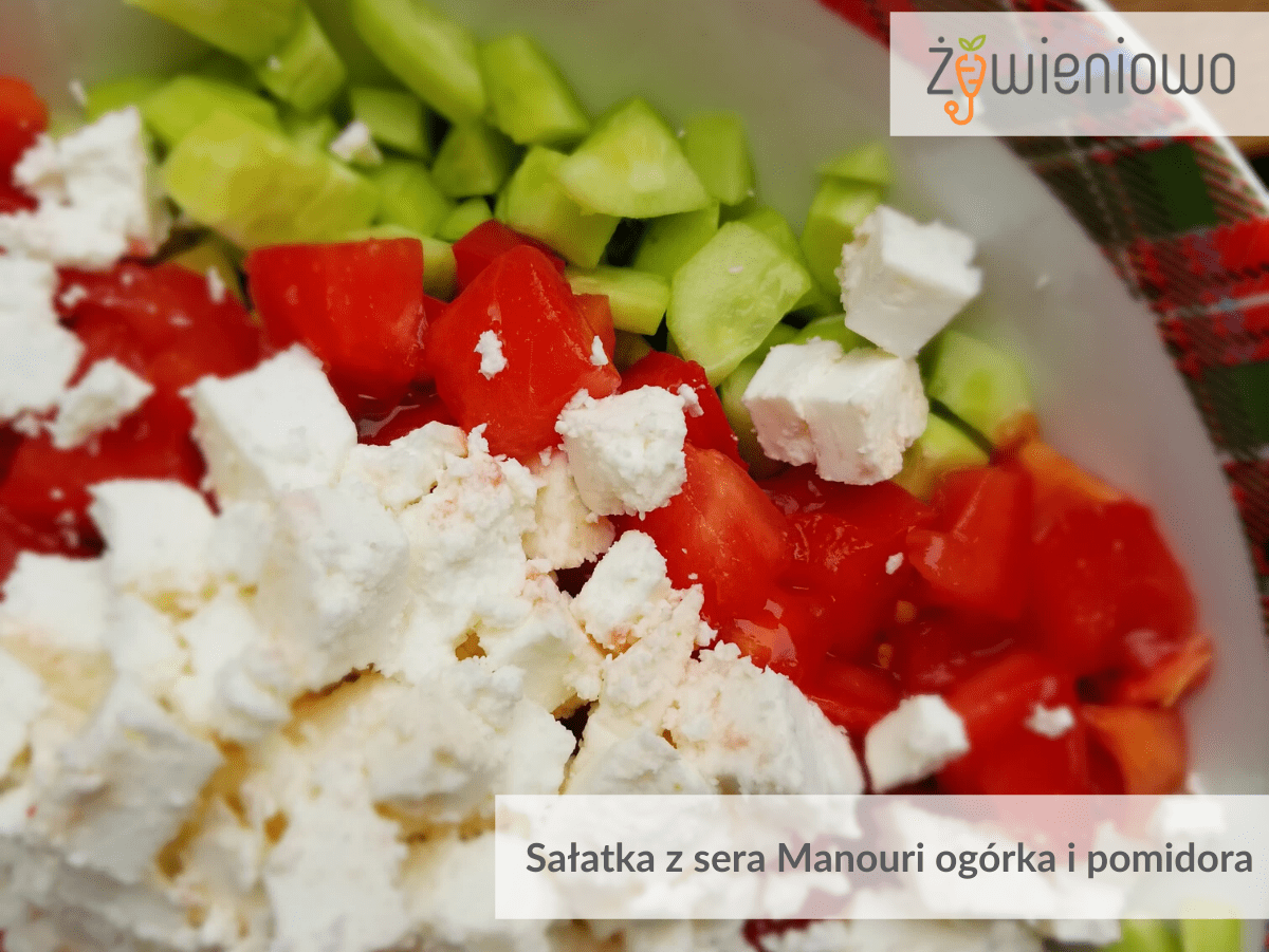 Sałatka z&nbsp;sera Manouri ogórka i&nbsp;pomidora.
