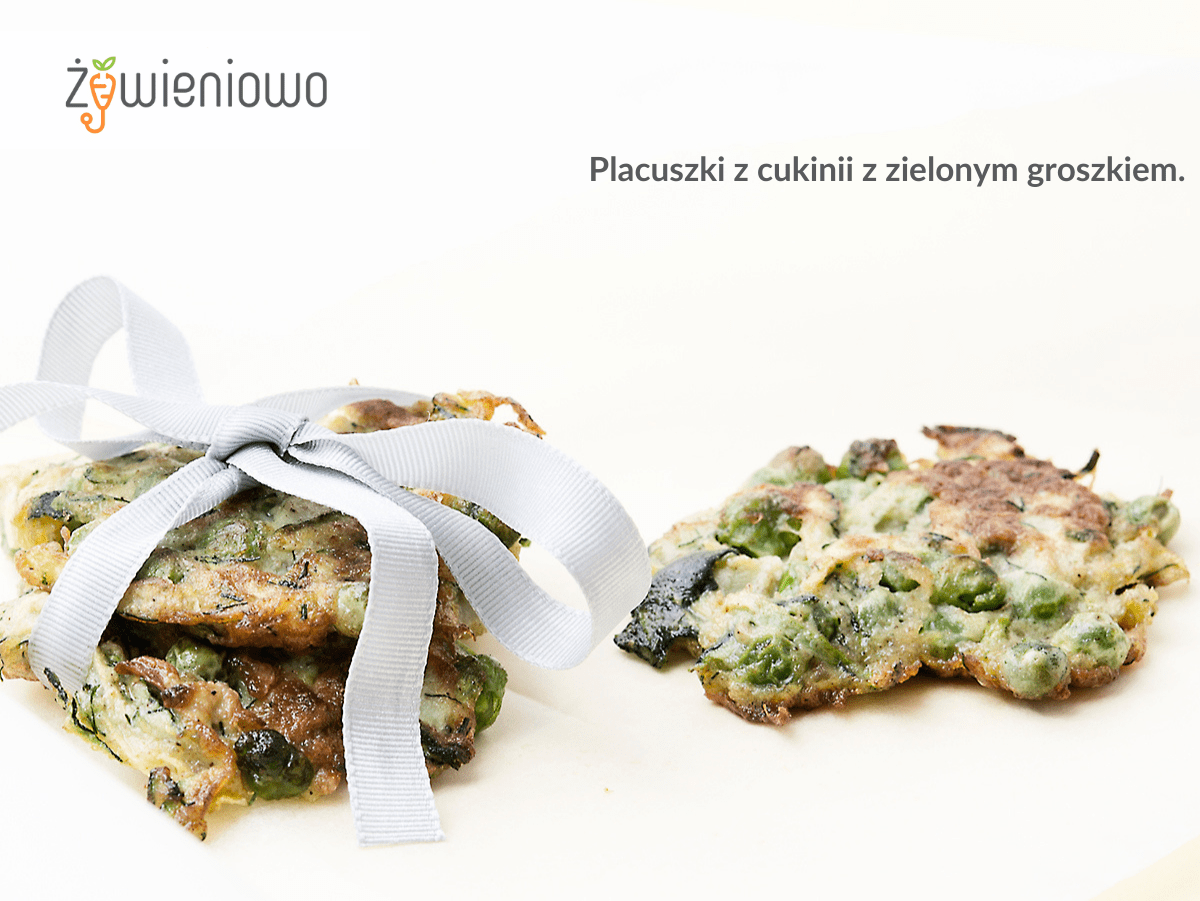 Placuszki z&nbsp;cukinii z&nbsp;zielonym groszkiem.