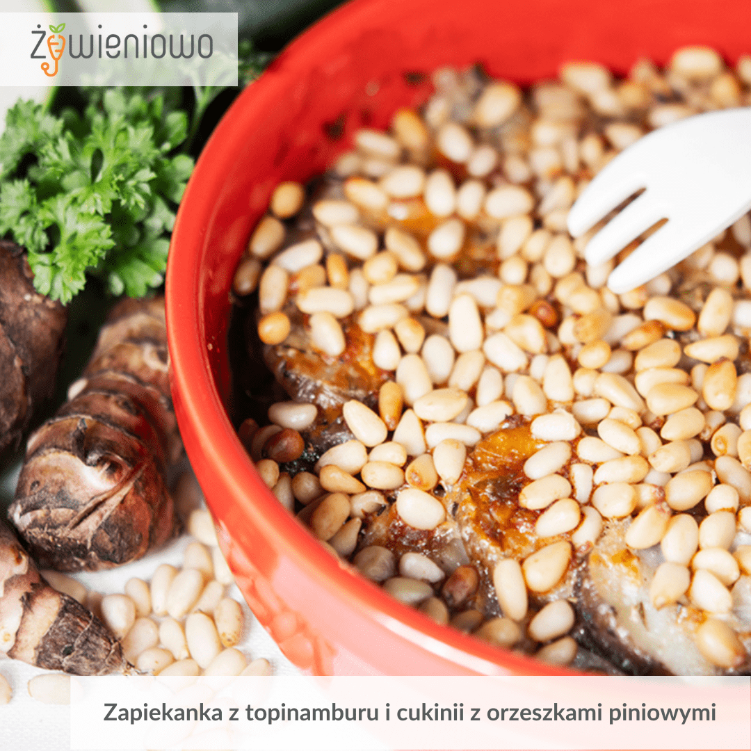 Zapiekanka z&nbsp;topinamburu i&nbsp;cukinii z&nbsp;orzeszkami piniowymi.