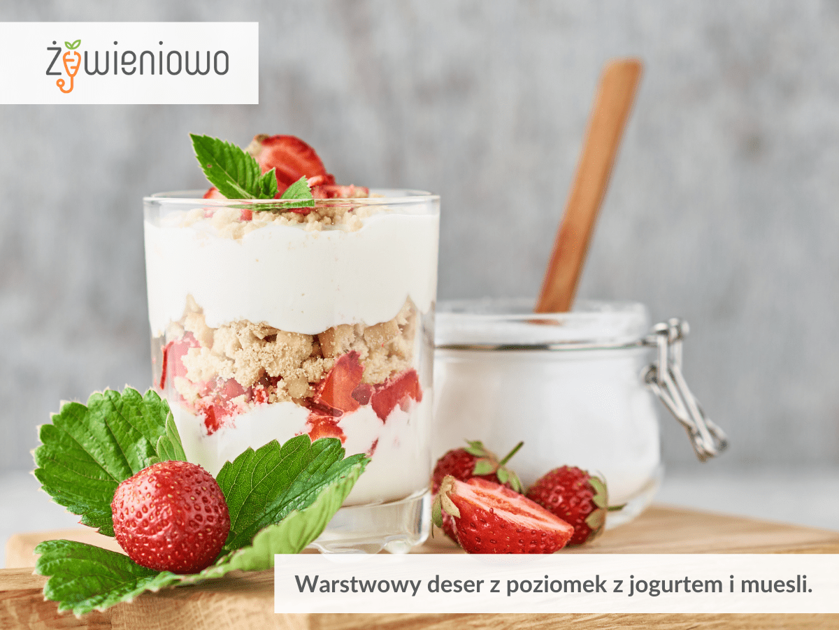 Warstwowy deser z&nbsp;poziomek z&nbsp;jogurtem i&nbsp;muesli.